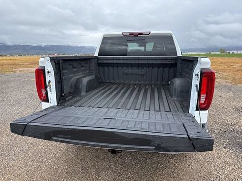Used 2023 GMC Sierra 1500 AT4 w/ Technology Package AWD/4WD image 13