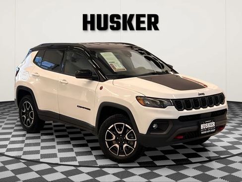 Used 2025 Jeep Compass Trailhawk AWD/4WD image 1