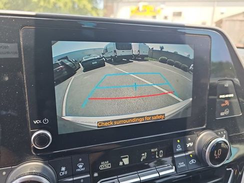 Used 2023 Toyota Highlander XLE FWD image 28