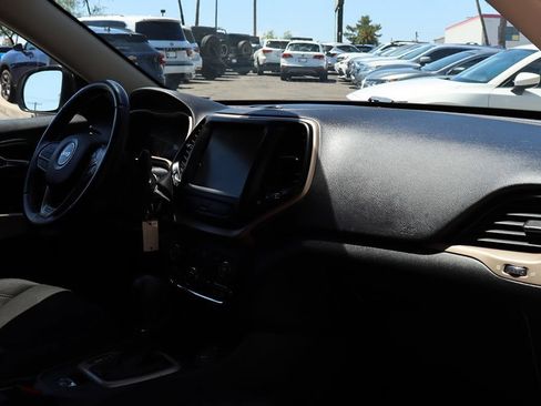 Used 2017 Jeep Cherokee Latitude FWD image 35