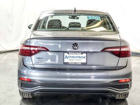 Used 2024 Volkswagen Jetta SE FWD image 8