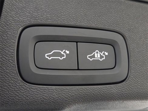 Used 2025 Volvo XC60 B5 Core image 21