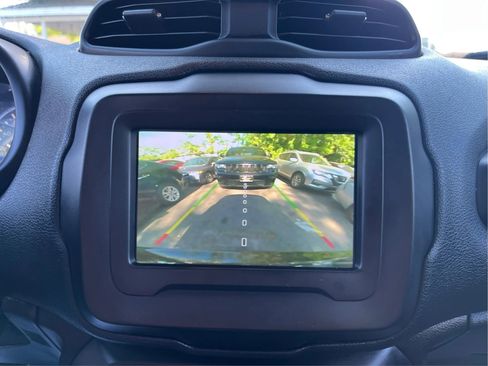 Used 2020 Jeep Renegade Latitude FWD image 29