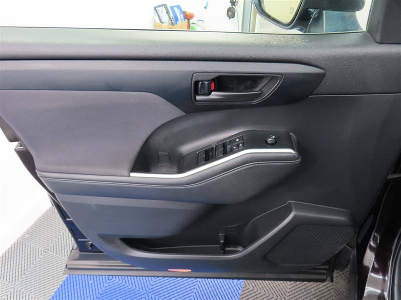 Used 2022 Toyota Highlander L FWD image 11