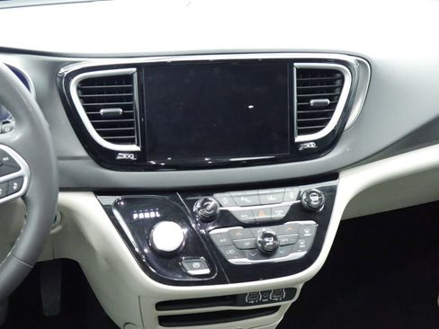Certified 2023 Chrysler Pacifica Touring-L FWD image 27