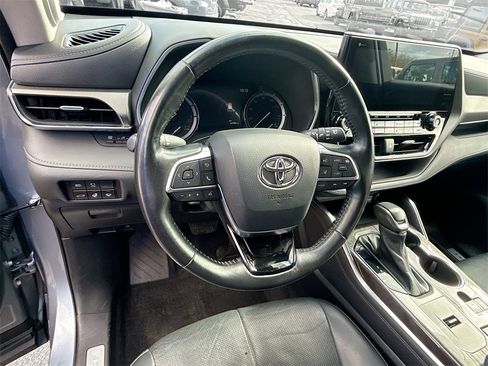 Used 2021 Toyota Highlander Limited image 12