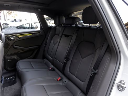 Certified 2025 Porsche Macan AWD/4WD image 45