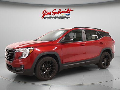 Used 2023 GMC Terrain SLE w/ Driver Convenience Package FWD image 2