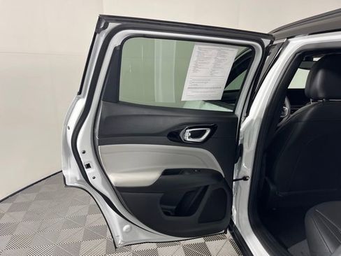 Used 2025 Jeep Compass Limited image 38