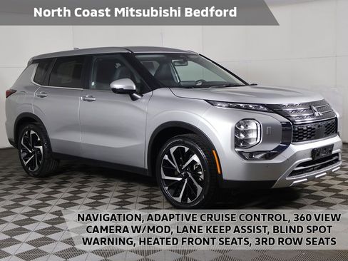 Used 2024 Mitsubishi Outlander SE image 1