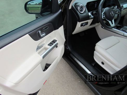 Used 2022 Mercedes-Benz GLB 250 w/ Premium Package image 13