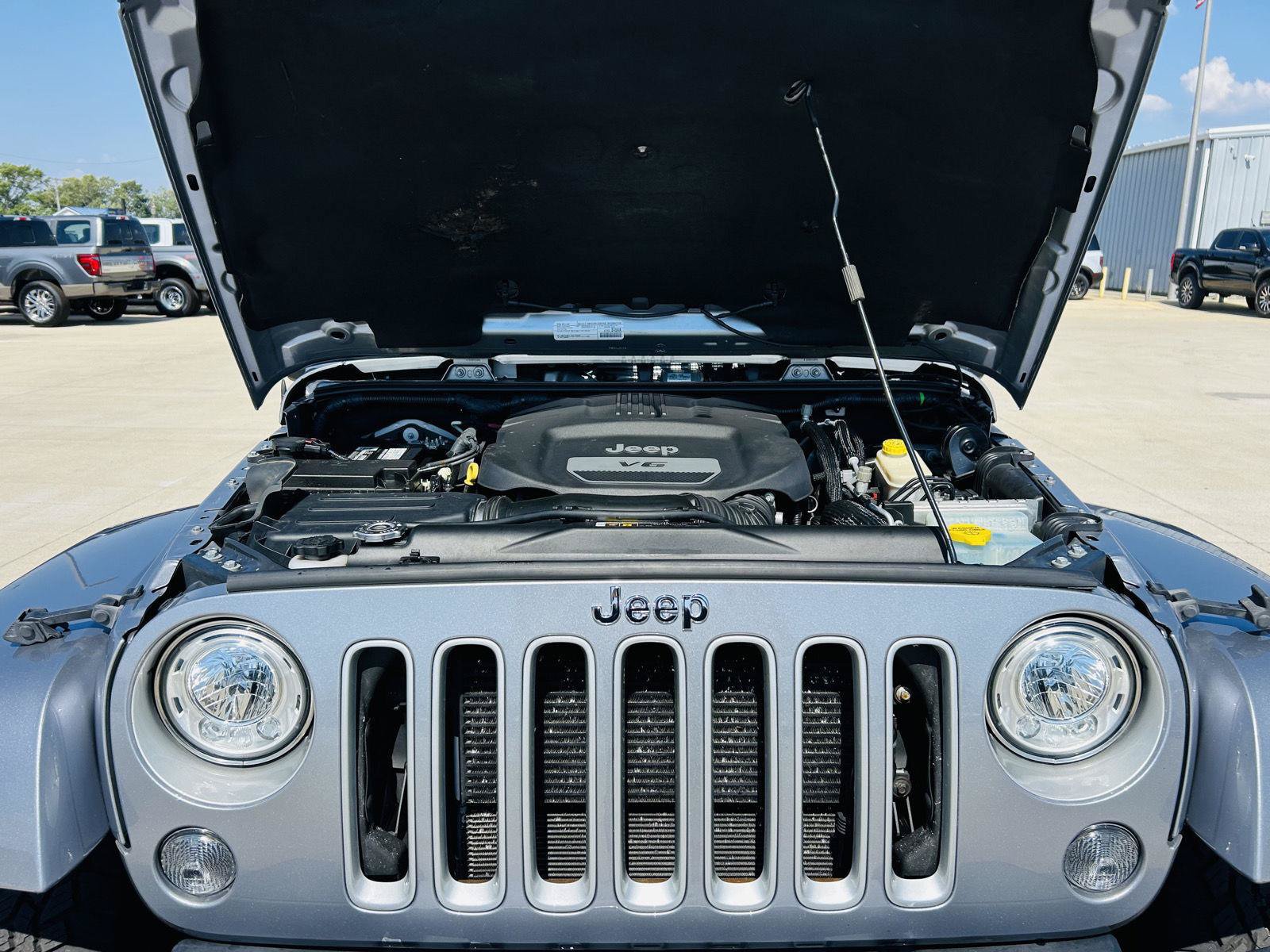 Used 2017 Jeep Wrangler Sahara w/ Connectivity Group AWD/4WD image 32