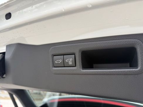 Used 2023 Toyota Venza Limited image 21