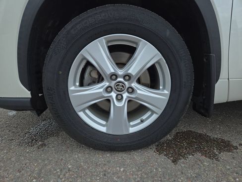 Used 2020 Toyota Highlander LE AWD/4WD image 10