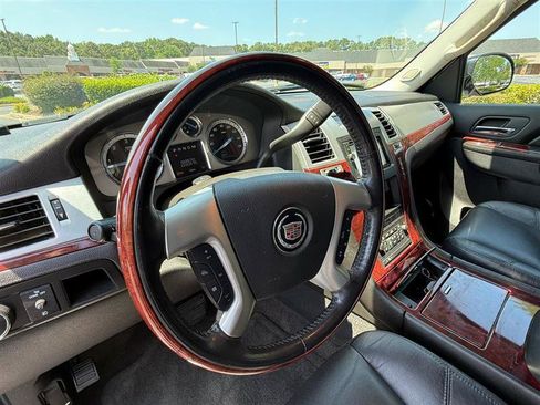 Used 2010 Cadillac Escalade Luxury AWD/4WD image 7