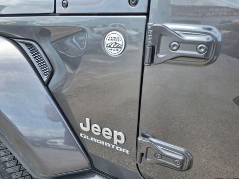Used 2022 Jeep Gladiator Overland w/ Cold Weather Group AWD/4WD image 32