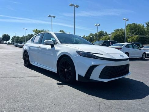 Used 2025 Toyota Camry SE FWD image 4