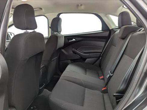 Used 2018 Ford Focus SE w/ SE Appearance Package image 16