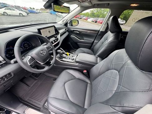 New 2026 Toyota Highlander Platinum AWD/4WD image 14