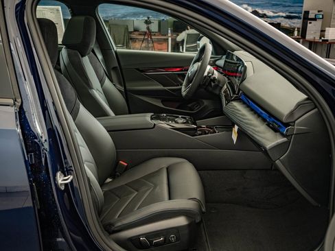 New 2026 BMW 550e xDrive image 17