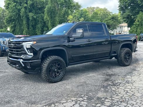 Used 2026 Chevrolet Silverado 2500 High Country w/ High Country Premium Package AWD/4WD image 2