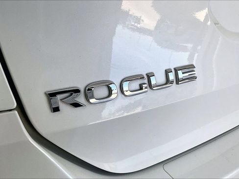 Used 2017 Nissan Rogue SV w/ SV Premium Package image 41