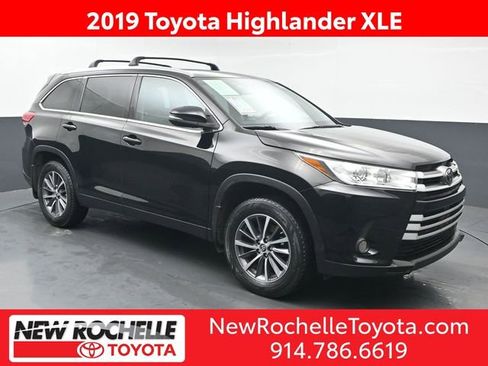 Certified 2019 Toyota Highlander XLE image 1