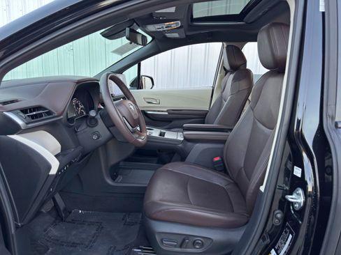 Used 2024 Toyota Sienna Platinum image 17