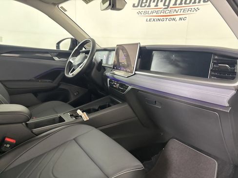Used 2025 Volkswagen Tiguan SE AWD/4WD image 29