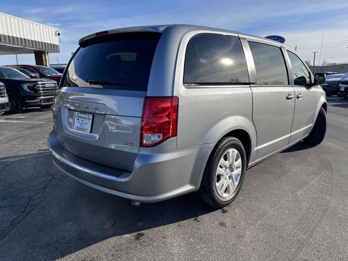 Used 2018 Dodge Grand Caravan SE w/ UConnect Hands-Free Group image 4