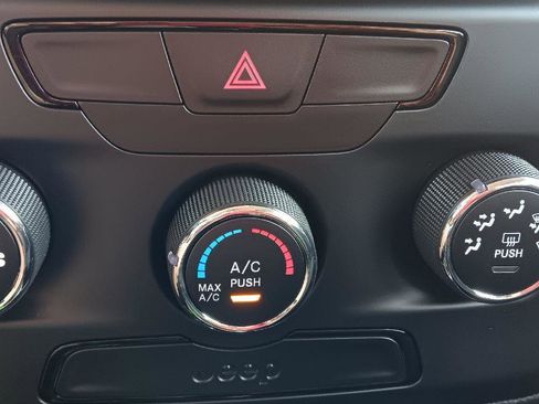 Used 2019 Jeep Renegade Sport image 17