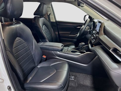 Used 2023 Toyota Highlander XLE image 27