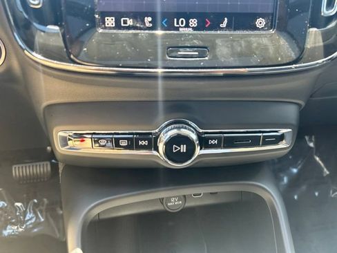Used 2025 Volvo XC40 B5 Core AWD/4WD image 27