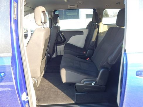 Used 2018 Dodge Grand Caravan SE w/ UConnect Hands-Free Group image 17