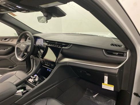 Used 2025 Jeep Grand Cherokee Limited image 21