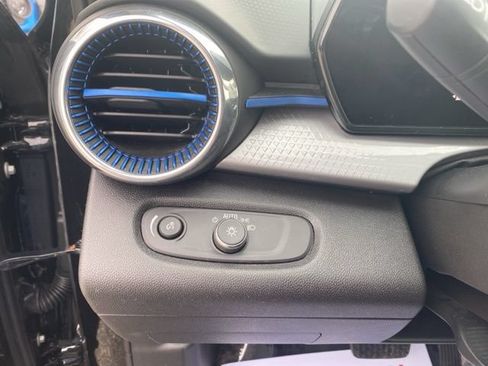 Used 2025 Chevrolet Trax LT FWD image 14