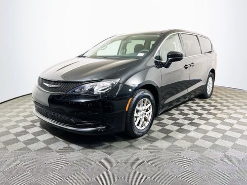 Used 2022 Chrysler Voyager LX FWD image 4