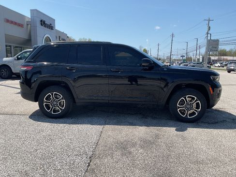 Used 2022 Jeep Grand Cherokee Trailhawk w/ Advanced Protech Group II AWD/4WD image 4