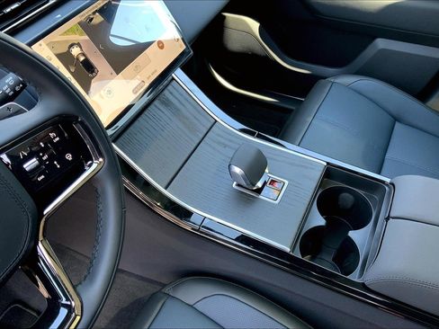 New 2026 Land Rover Range Rover Velar Dynamic SE image 7