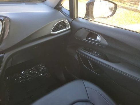 Used 2025 Chrysler Pacifica Select FWD image 17