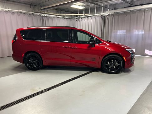 New 2027 Chrysler Pacifica Select FWD image 8