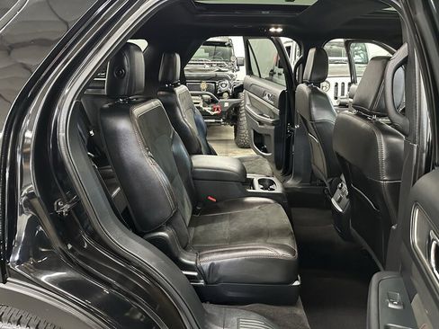 Used 2018 Ford Explorer XLT w/ XLT Appearance Package AWD/4WD image 16