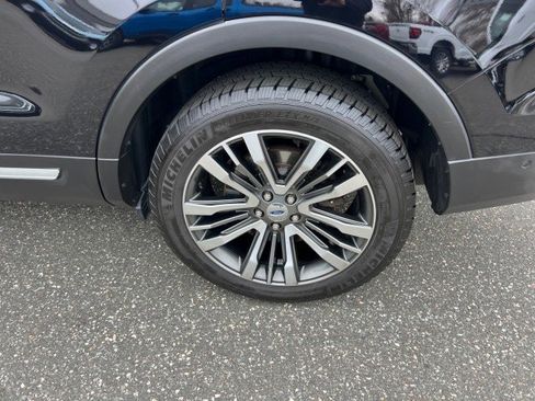 Used 2017 Ford Explorer Platinum image 29