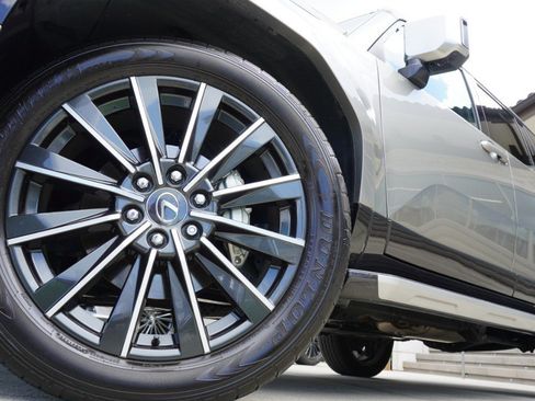 Used 2024 Lexus GX 550 AWD/4WD image 11