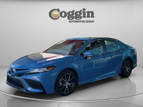 Used 2024 Toyota Camry SE image 1