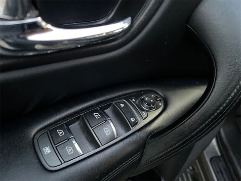 Used 2022 Nissan Armada SV image 9