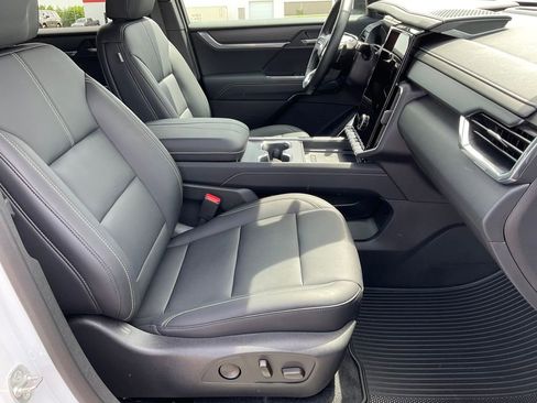 Used 2025 GMC Acadia Elevation w/ Elevation Premium Package AWD/4WD image 22