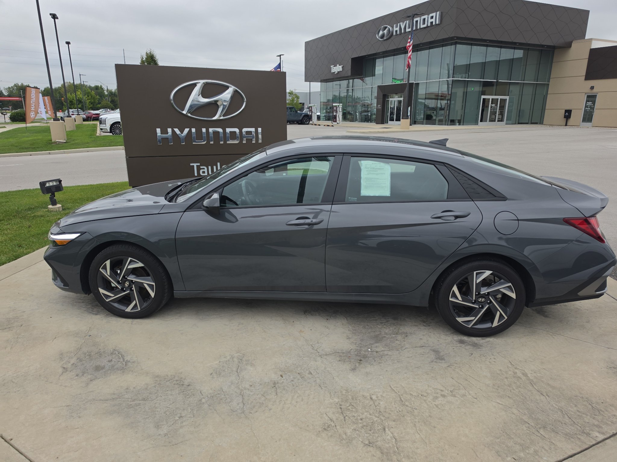 Used 2025 Hyundai Elantra Sport FWD image 8