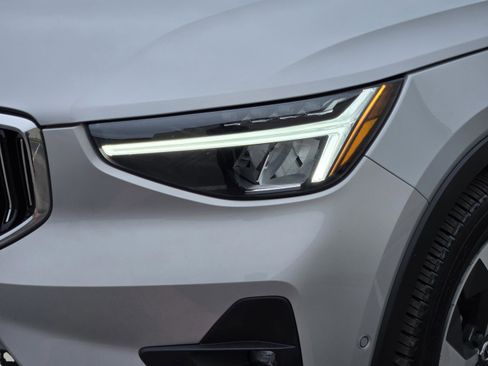 Used 2023 Volvo XC40 B5 Plus w/ Protection Package Premier AWD/4WD image 35