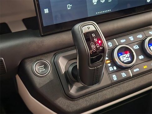 Used 2025 Land Rover Defender 110 X-Dynamic SE image 19